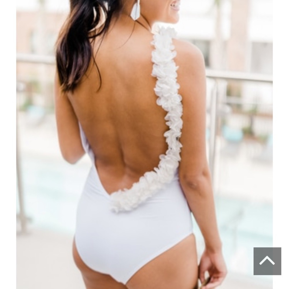 NWT Pretties & Co. Boutique • Flower Trim Scoop